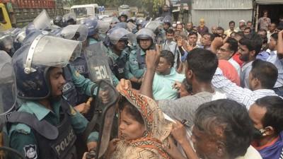 খুলনায় পাটকল শ্রমিক-পুলিশ সংঘর্ষে আহত ১২