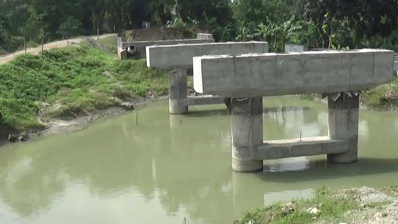 এক বছর ধরে বন্ধ তিন ব্রিজের নির্মাণকাজ