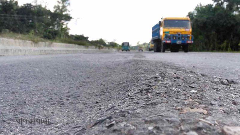 বছর না গড়াতেই দেবে যাচ্ছে সড়ক