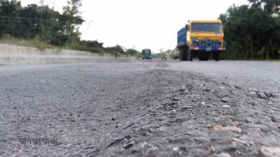 বছর না গড়াতেই দেবে যাচ্ছে সড়ক