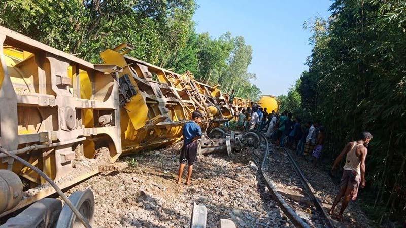 মৌলভীবাজারে তেলবাহী ওয়াগনের ৫টি বগি লাইনচ্যুত, রেল যোগাযোগ বন্ধ