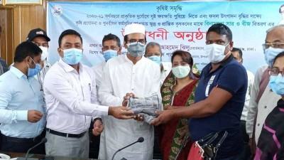 নবাবগঞ্জে প্রান্তিক কৃষকের মাঝে কৃষিসামগ্রী বিতরণ
