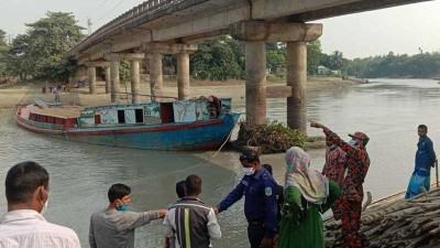 মদনে সেতুতে আটকে যাওয়া নৌকা ছাড়াতে গিয়ে মাঝির মৃত্যু