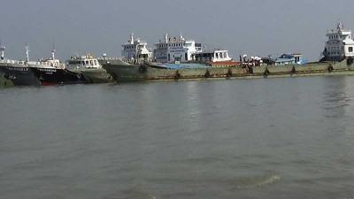 এক সপ্তাহ ধরে মাঝনদীতে আটকে আছে ৩০টি কার্গো