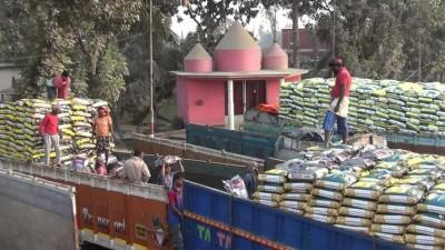ভারত থেকে আমদানি হওয়ায় হিলিতে কমেছে চালের দাম