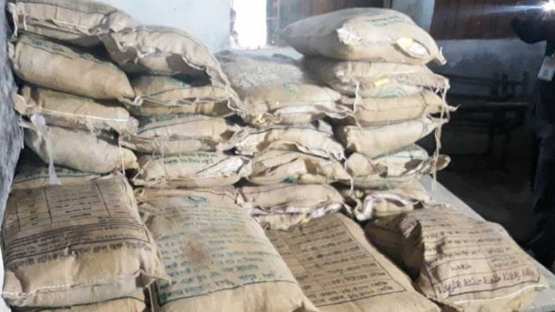 ভোলায় বিদ্যালয় কক্ষ থেকে ত্রাণসামগ্রী জব্দ