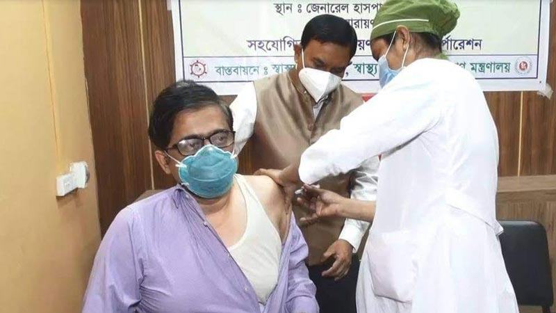 নারায়ণগঞ্জে প্রথম করোনার টিকা নিলেন সিভিল সার্জন