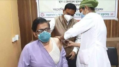 নারায়ণগঞ্জে প্রথম করোনার টিকা নিলেন সিভিল সার্জন
