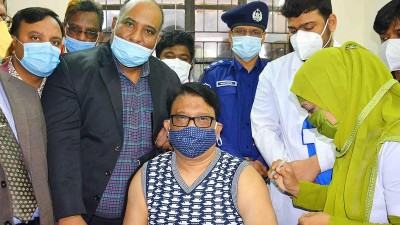 দিনাজপুরে শুরুতেই করোনার ভ্যাকসিন নিলেন হুইপ ইকবালুর রহিম