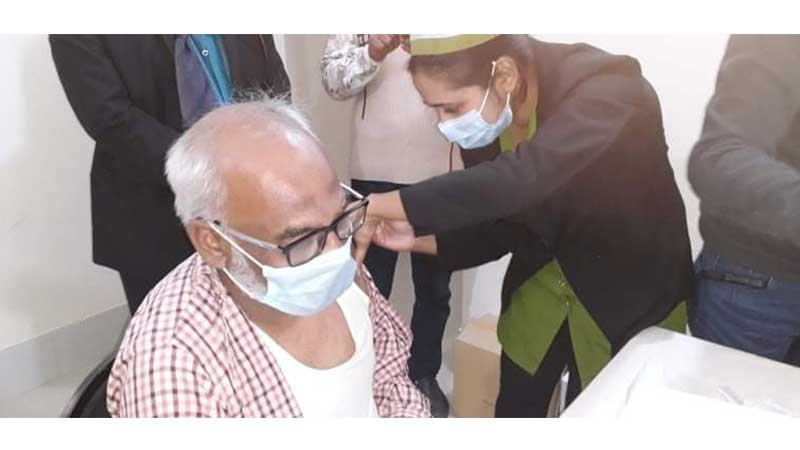 টিকা নিলেন পাবনা মানসিক হাসপাতালের পরিচালক