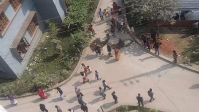আদালত প্রাঙ্গনে বর্জ্য ঢেলে হরিজনদের বিক্ষোভ