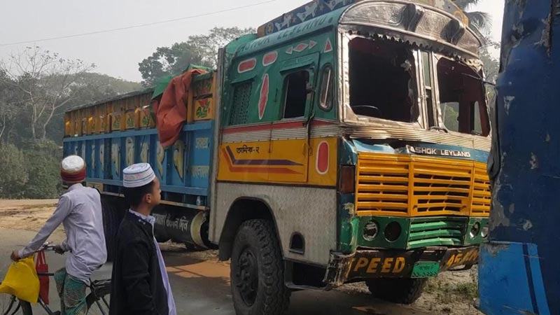 ঝিনাইদহে দুর্ঘটনায় ১২ জন নিহতের ঘটনায় ট্রাক চালক আটক