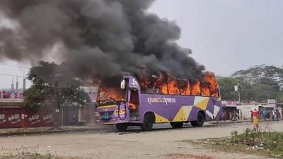 বরিশালে ছাত্রদের মেসে বাস শ্রমিকদের হামলা, প্রতিবাদে সড়ক অবরোধ