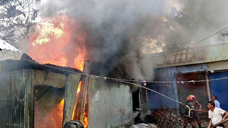 ধুনটে তুলার গুদামে ভয়াবহ আগুন