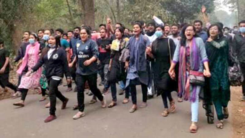 জাবিতে হল খোলার দাবিতে ভিসির বাসভবন ঘেরাও