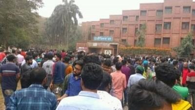 তালা ভেঙে হলে প্রবেশ করল জাবি শিক্ষার্থীরা