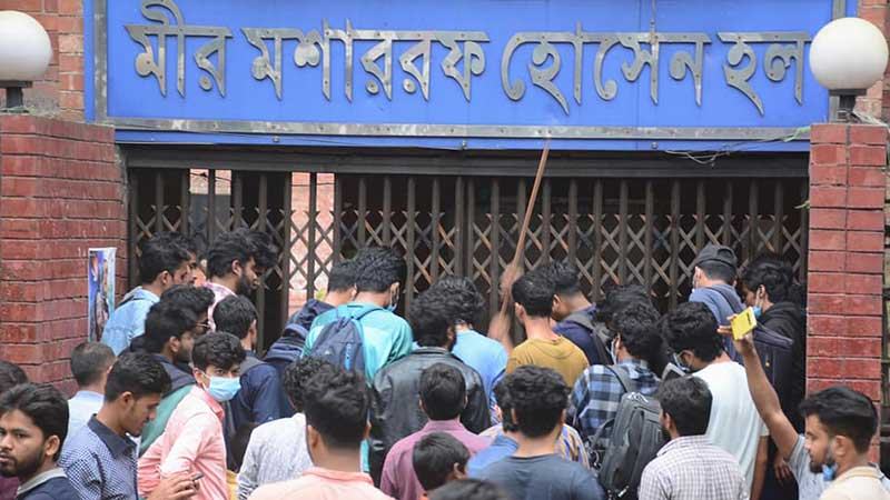 তালা ভেঙে হলে প্রবেশ শিক্ষার্থীদের