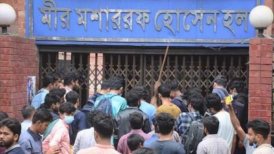 তালা ভেঙে হলে প্রবেশ শিক্ষার্থীদের