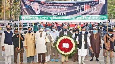 কেন্দ্রীয় শহীদ মিনারে বিএসএমএমইউ উপাচার্যের শ্রদ্ধাঞ্জলি