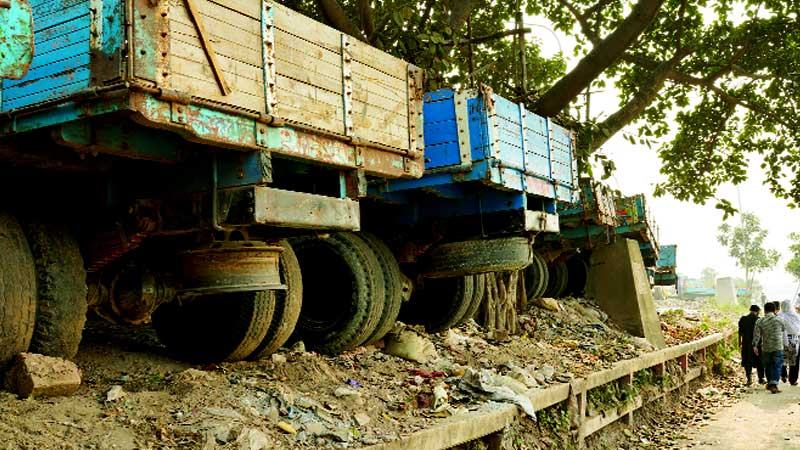 নষ্ট হচ্ছে তুরাগতীরের অবকাঠামো, ফিরছে দখলদাররা