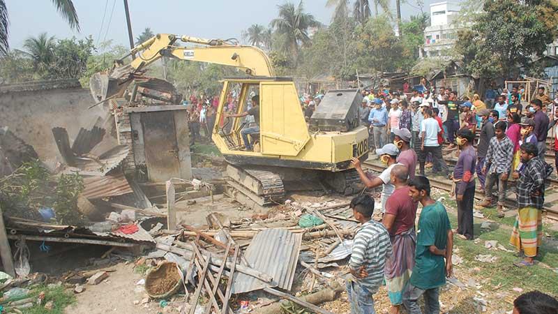 যশোর রেলওয়ের জমি থেকে অবৈধ স্থাপনা উচ্ছেদ