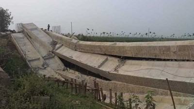 ধসে পড়ল নির্মাণাধীন ব্রিজের গার্ডার