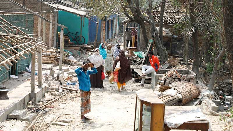 ক্ষোভ নিয়ে লালদিয়ার চর ছাড়ছেন বাসিন্দারা
