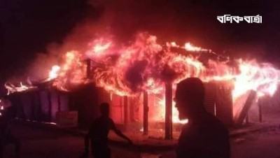 লক্ষ্মীপুরে আগুনে পুড়ল ২৫ দোকান, এক ব্যবসায়ী হাসপাতালে