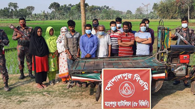 মহেশপুর সীমান্তে অবৈধভাবে সীমান্ত পাড়ির চেষ্টাকালে আটক ২১