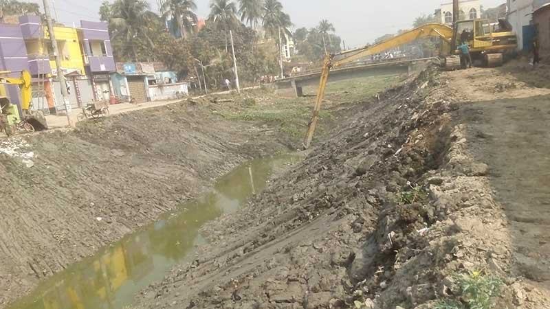 সাতক্ষীরায় খাল খননে অনিয়মের অভিযোগ