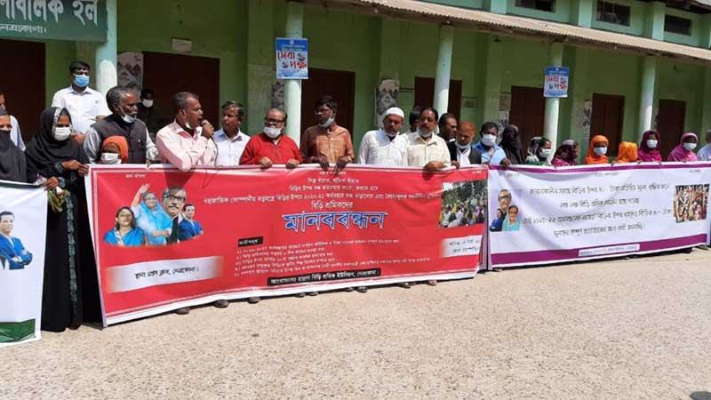 ৫ দাবিতে নেত্রকোনায় বিড়ি শ্রমিকদের মানববন্ধন