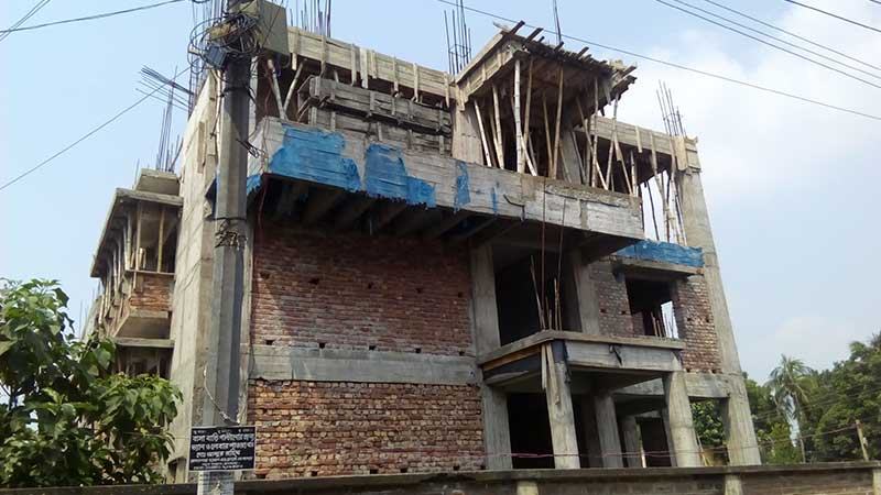 অনিয়ম ধরা পড়ায় ৩ বছর বন্ধ ভবন নির্মাণকাজ