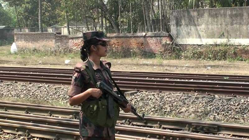 নিরাপত্তা রক্ষায় পুরুষের সঙ্গে কাঁধ মিলিয়ে দায়িত্ব পালন করছেন নারীরা