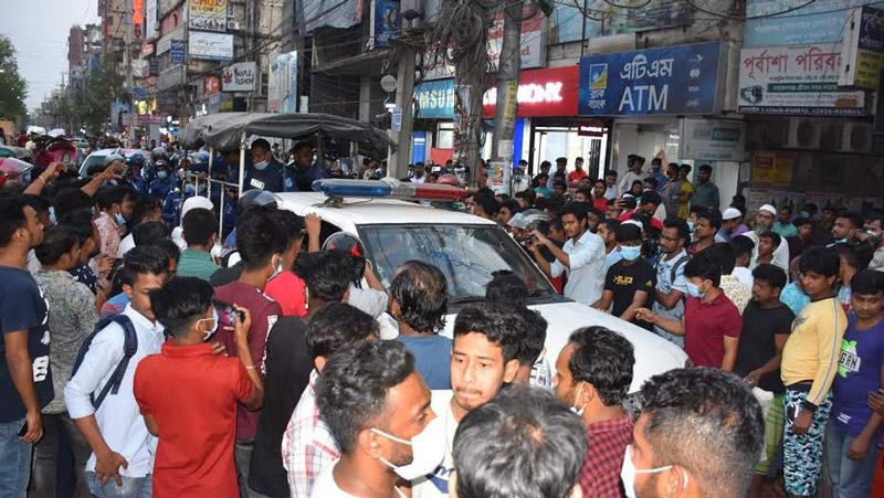 নারায়ণগঞ্জে হকার-পুলিশ সংঘর্ষে পুলিশসহ আহত ১০