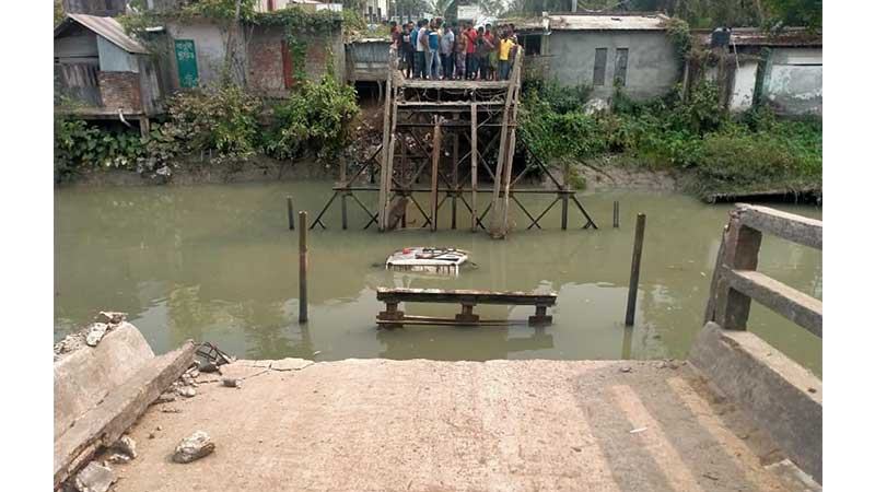 ঝালকাঠির কাঁঠালিয়ায় সেতু ভেঙে খালে