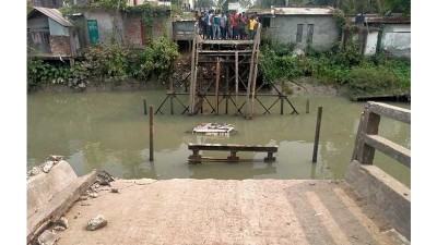 ঝালকাঠির কাঁঠালিয়ায় সেতু ভেঙে খালে