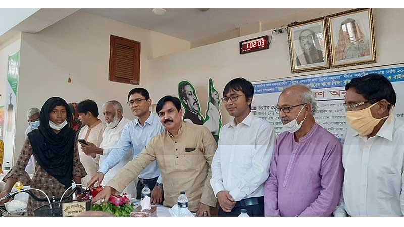 জয়পুরহাটে শিক্ষার্থীদের মাঝে বাইসাইকেল বিতরণ