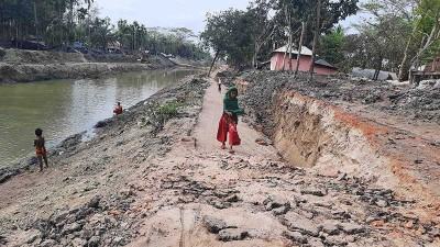বাগেরহাটে অপরিকল্পিত খাল খননে সড়কে ধস