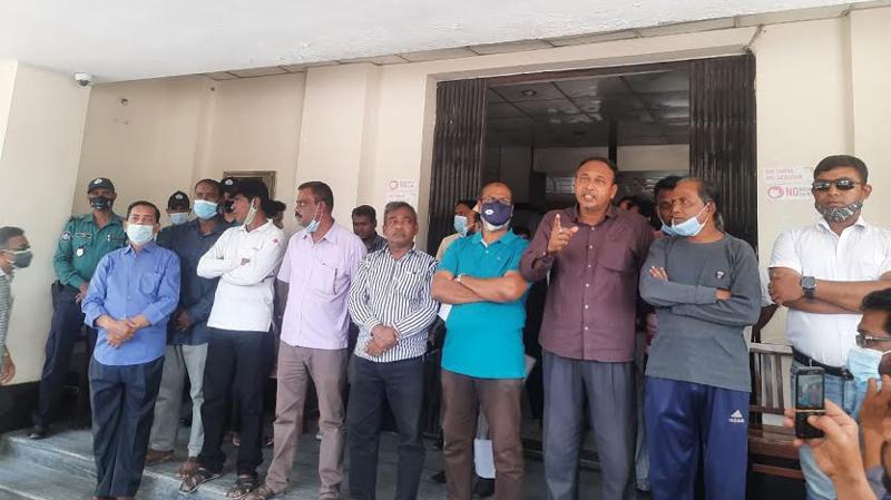 রাবি কোষাধ্যক্ষের পদত্যাগ দাবি কর্মচারীদের