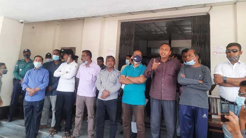 রাবি কোষাধ্যক্ষের পদত্যাগ দাবি কর্মচারীদের