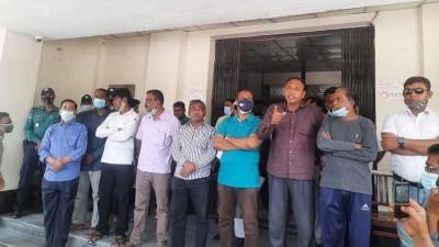 রাবি কোষাধ্যক্ষের পদত্যাগ দাবি কর্মচারীদের