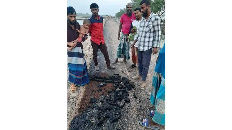 সাতক্ষীরায় ৫ বছরেও শেষ হয়নি সড়কের সংস্কারকাজ