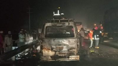 টাঙ্গাইলে চলন্ত মাইক্রোবাসে আগুন