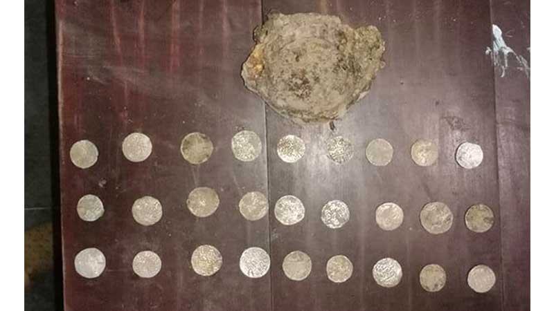 ঝিনাইদহে ২৭টি প্রাচীন রৌপ্য মুদ্রা উদ্ধার