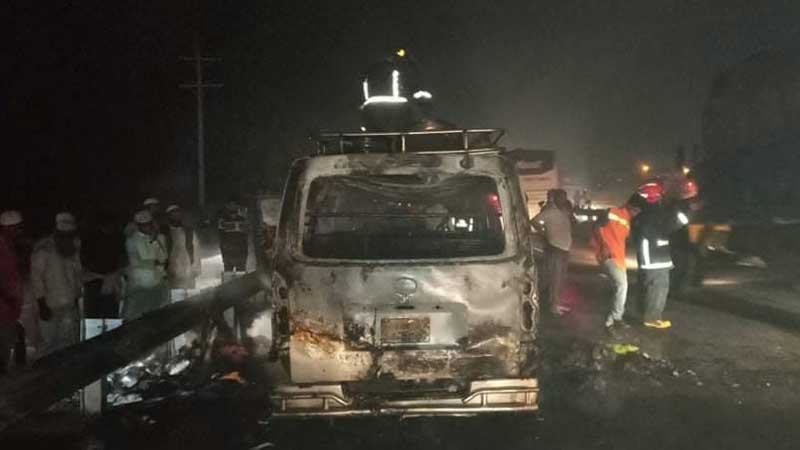 টাঙ্গাইলে চলন্ত মাইক্রোবাসে আগুন
