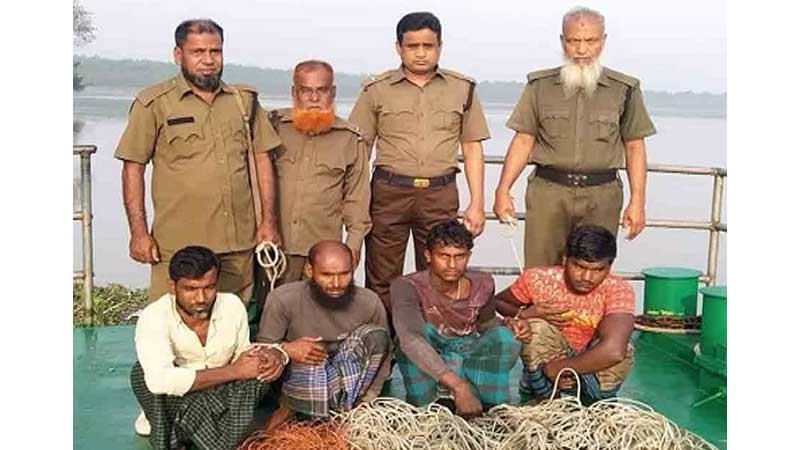 সুন্দরবনে চার হরিণ শিকারি আটক