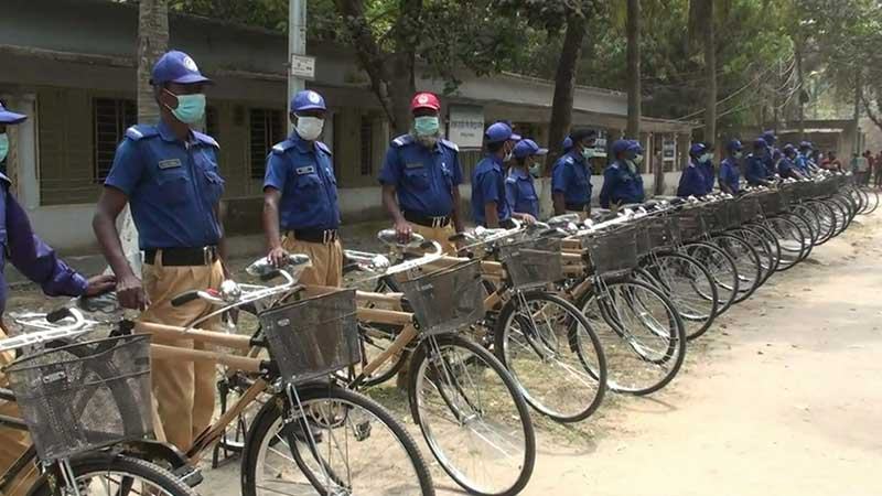 হিলিতে গ্রাম পুলিশের মাঝে বাইসাইকেল বিতরণ
