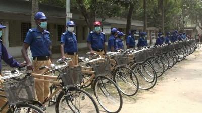 হিলিতে গ্রাম পুলিশের মাঝে বাইসাইকেল বিতরণ