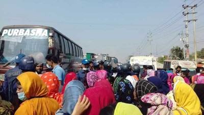ধামরাইয়ে বেতনের দাবিতে মহাসড়ক অবরোধ