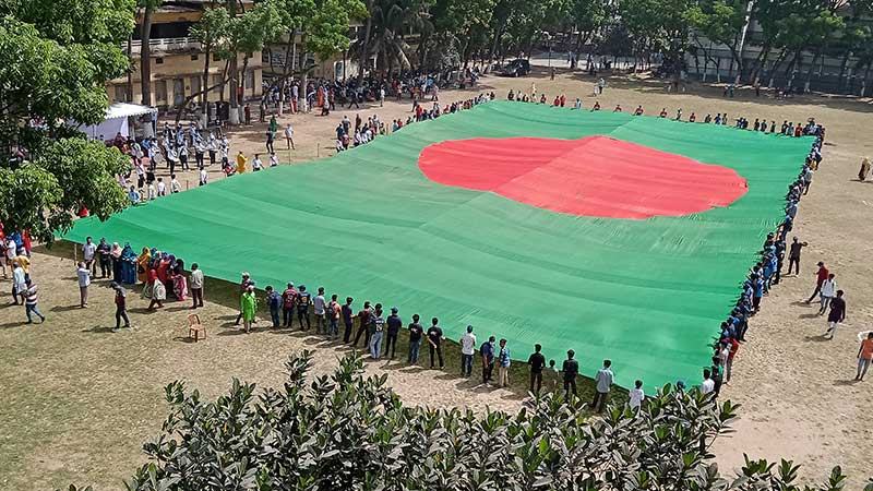 বগুড়ায় ১৩ হাজার ৫০০ বর্গফুটের পতাকা
